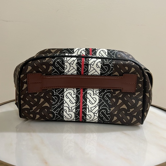 New Burberry Toiletry Bag (Unisex) - Picture 6 of 11
